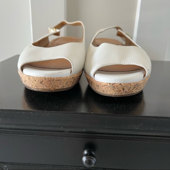 Clarks Artisan White Leather Sling back Sz 10 - Picture 2 of 7
